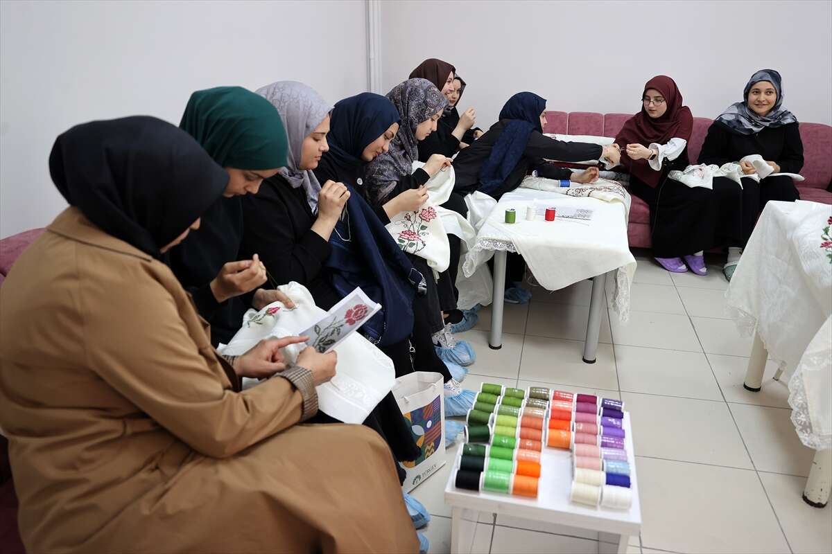 Konya’da İHL öğrencilerinin işledikleri seccadeler Gazze için umut olacak 10